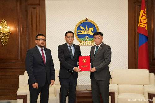 Монгол Улсын Их Хурлын хяналт шалгалтын тухай хуульд нэмэлт оруулах тухай хуулийн төслийг өргөн мэдүүлэв